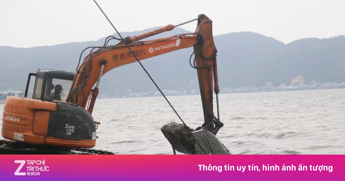 Video trục vớt vật thể giống xác xe tăng trên biển Quy Nhơn