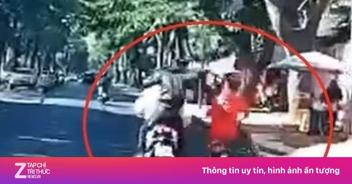 Thanh niên bị đánh bằng mũ bảo hiểm khi đang lái xe ở TP.HCM
