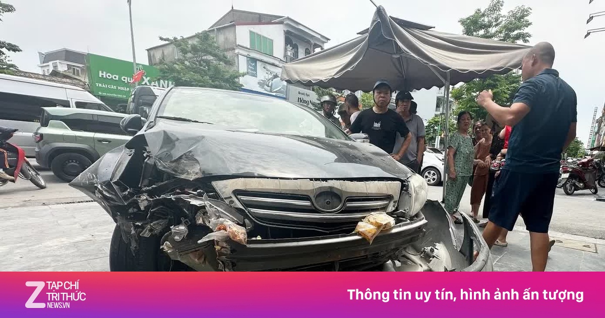 Ôtô lao lên vỉa hè, tông cửa hàng tạp hóa rồi bốc cháy ở Nghệ An