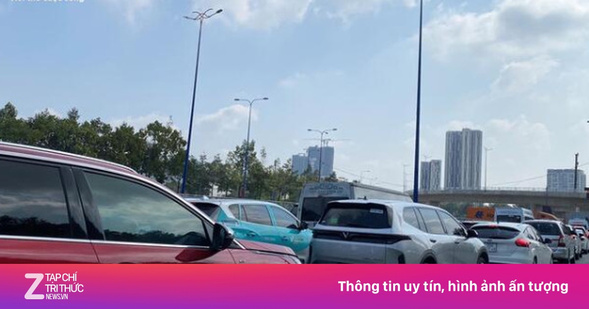 Kẹt xe hơn 10 km ở TP.HCM, phương tiện xếp hàng giữa nắng nóng