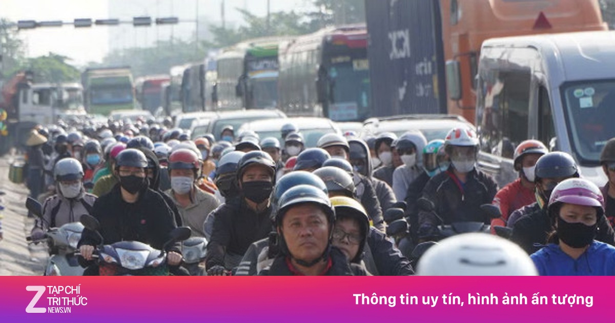 Người dân ùn ùn rời TP.HCM đi nghỉ lễ