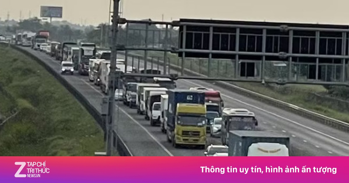 Cao tốc về TP.HCM ùn tắc, bến xe, sân bay đông khách