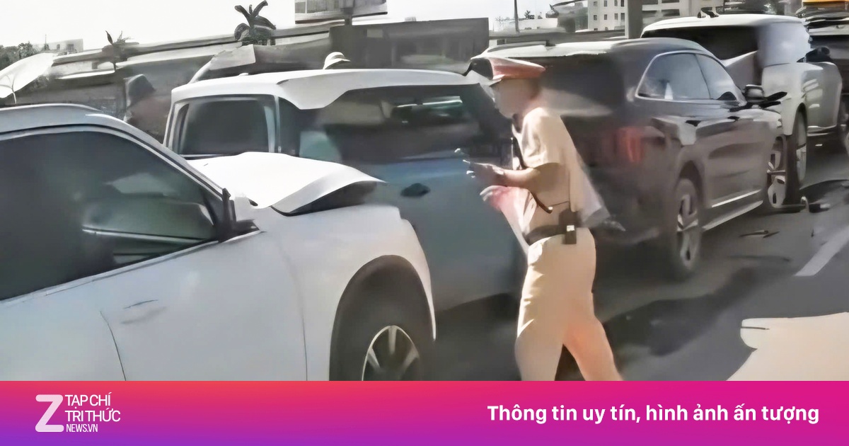 5 ôtô tông liên hoàn trên đường phố Hà Nội