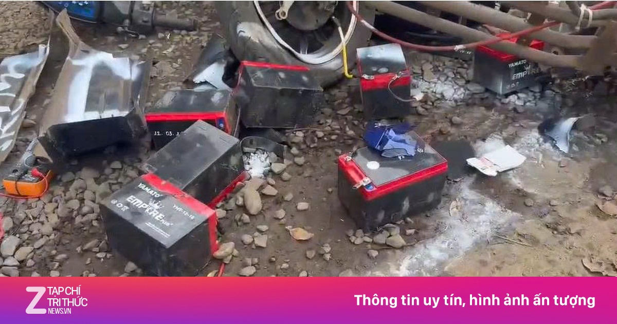 Video xe máy đấu đầu xe đạp điện