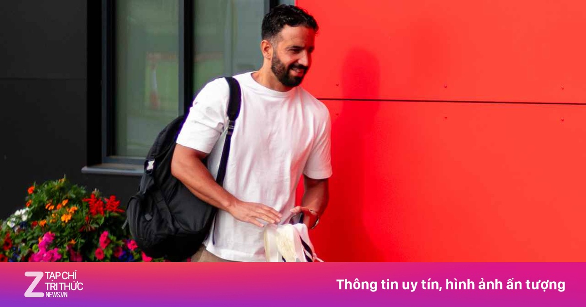 Các cầu thủ MU ủ rũ đến sân tập sau khi bị loại tại Carabao Cup