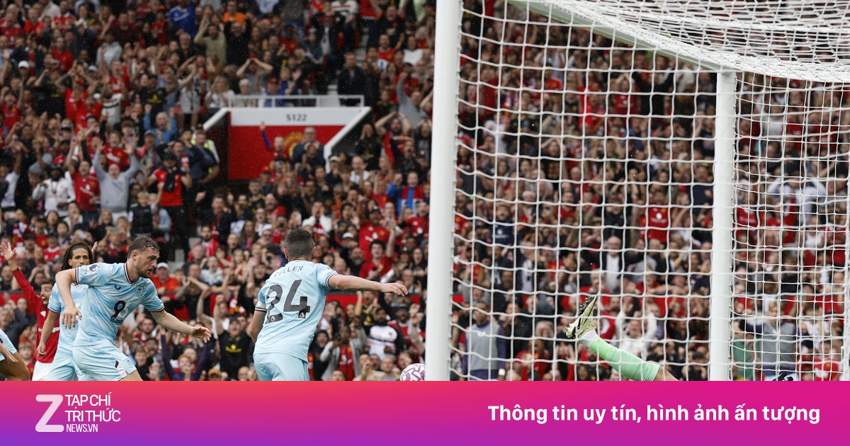 MU đi vào lịch sử khi ăn 2 quả phản lưới đầu mùa