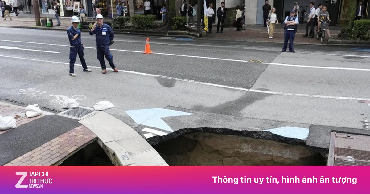 Xuất hiện hố tử thần dài 4 m gần khu phố mua sắm sầm uất tại Nhật Bản