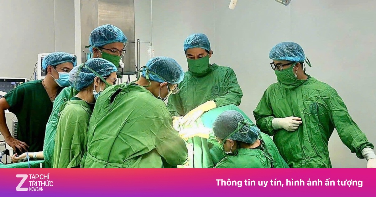 Máu chảy xối xả thành dòng trong tử cung bệnh nhân