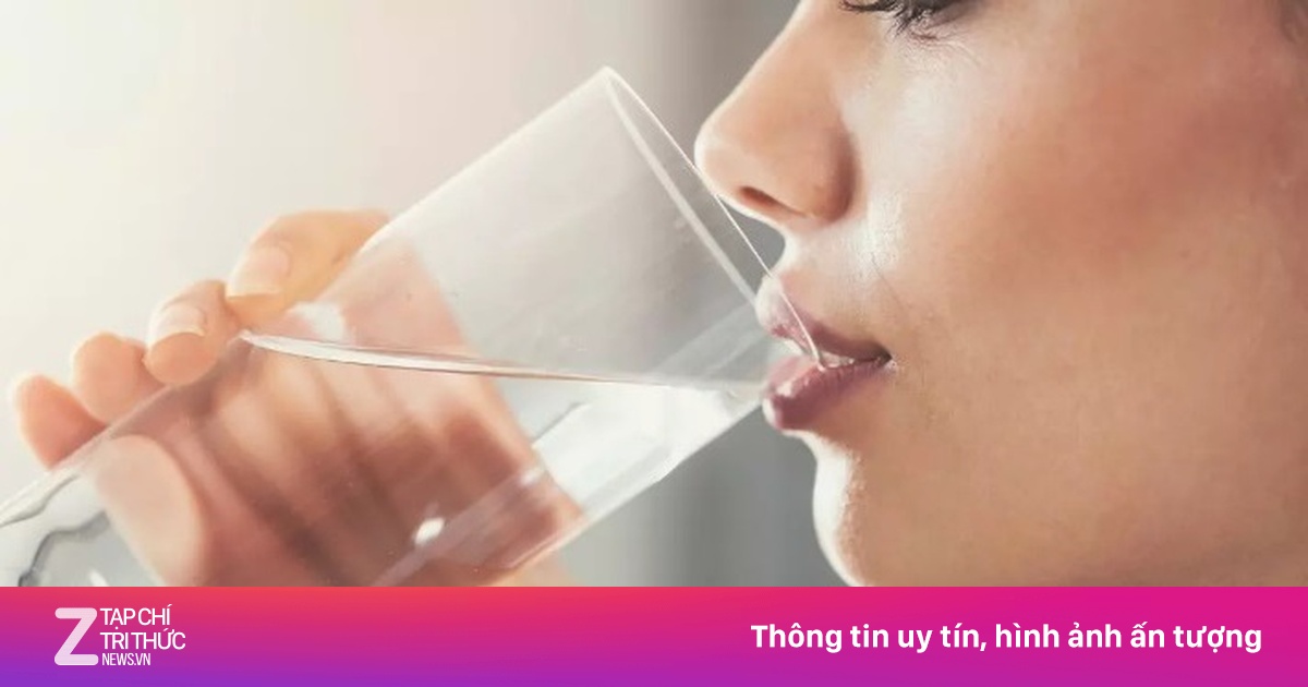 Nên uống bao nhiêu cốc nước mỗi ngày để kiểm soát axit uric?