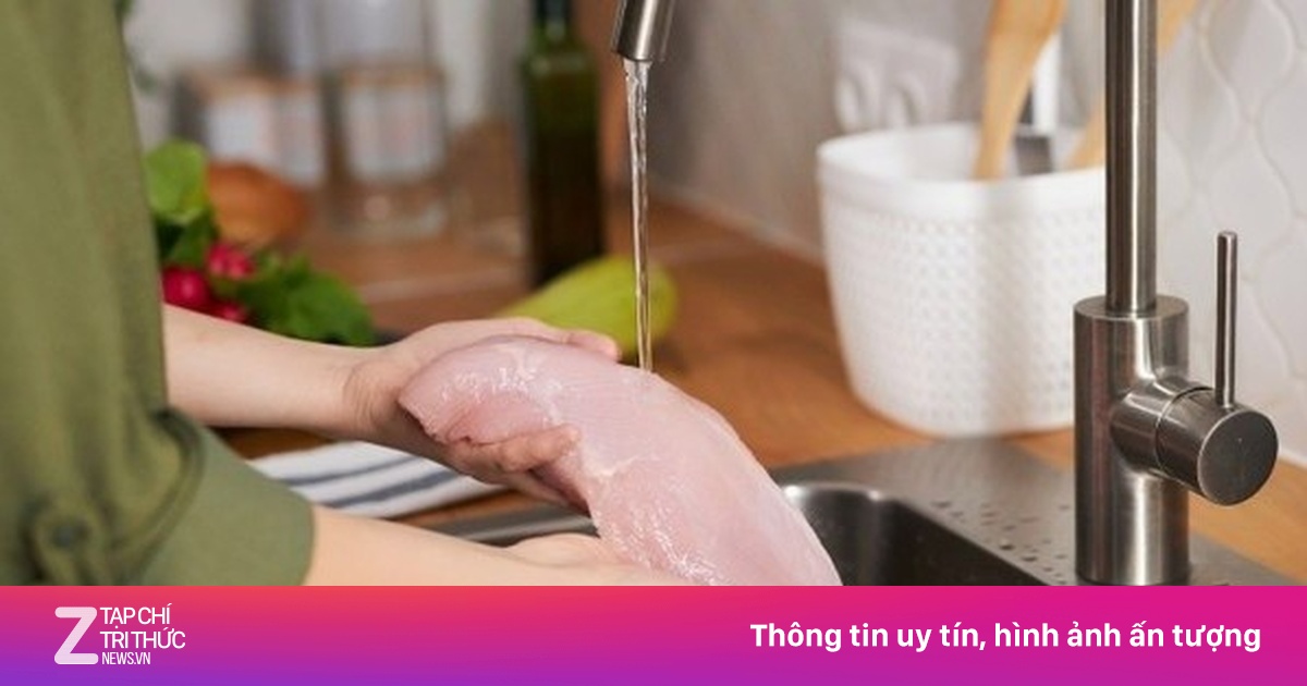 Vì sao chuyên gia khuyên đừng rửa thịt sống dưới vòi nước chảy?