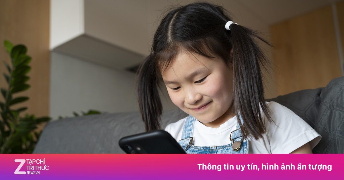 Trẻ phản ứng dữ dội khi bị thu điện thoại, cha mẹ bất lực cầu cứu bác sĩ tâm lý