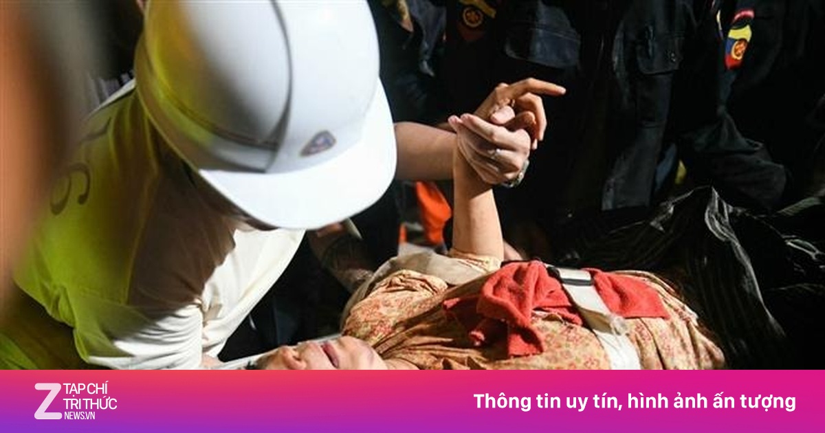 Nhân viên cứu hộ kiệt sức, dùng tay để đào bới tìm nạn nhân ở Myanmar