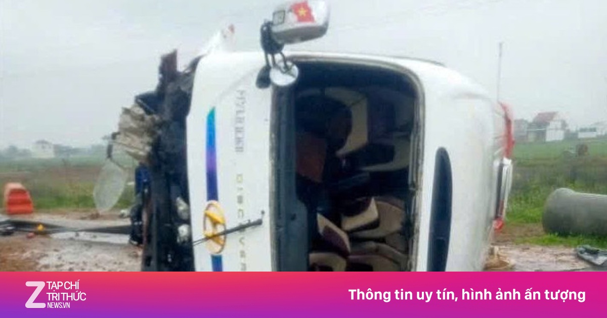 Xe chở học sinh tiểu học bị lật trên cao tốc Diễn Châu - Bãi Vọt
