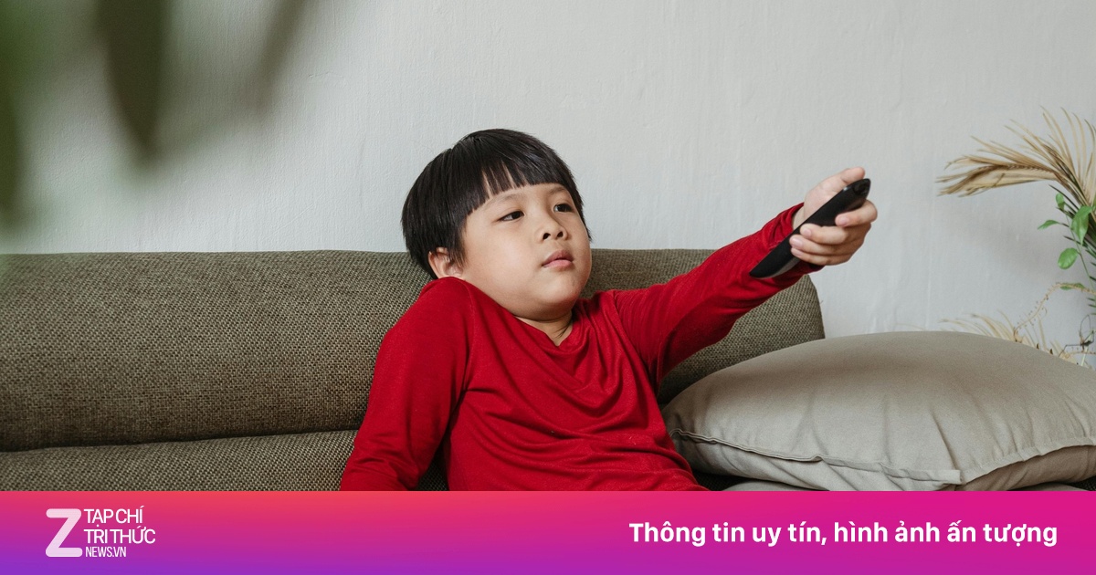 Mẹ mang cả ổ cắm, điều khiển TV lên công ty để 'khối nghỉ hè' khỏi xem