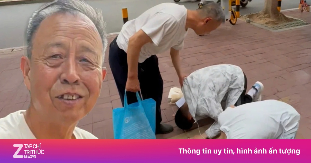 Anh em song sinh quỳ lạy ông nội sau kỳ thi đại học khắc nghiệt