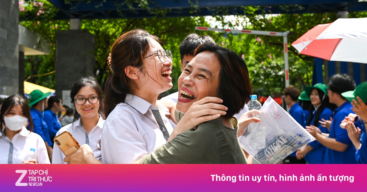 Sĩ tử ôm chặt cô giáo ăn mừng sau môn thi đầu tiên