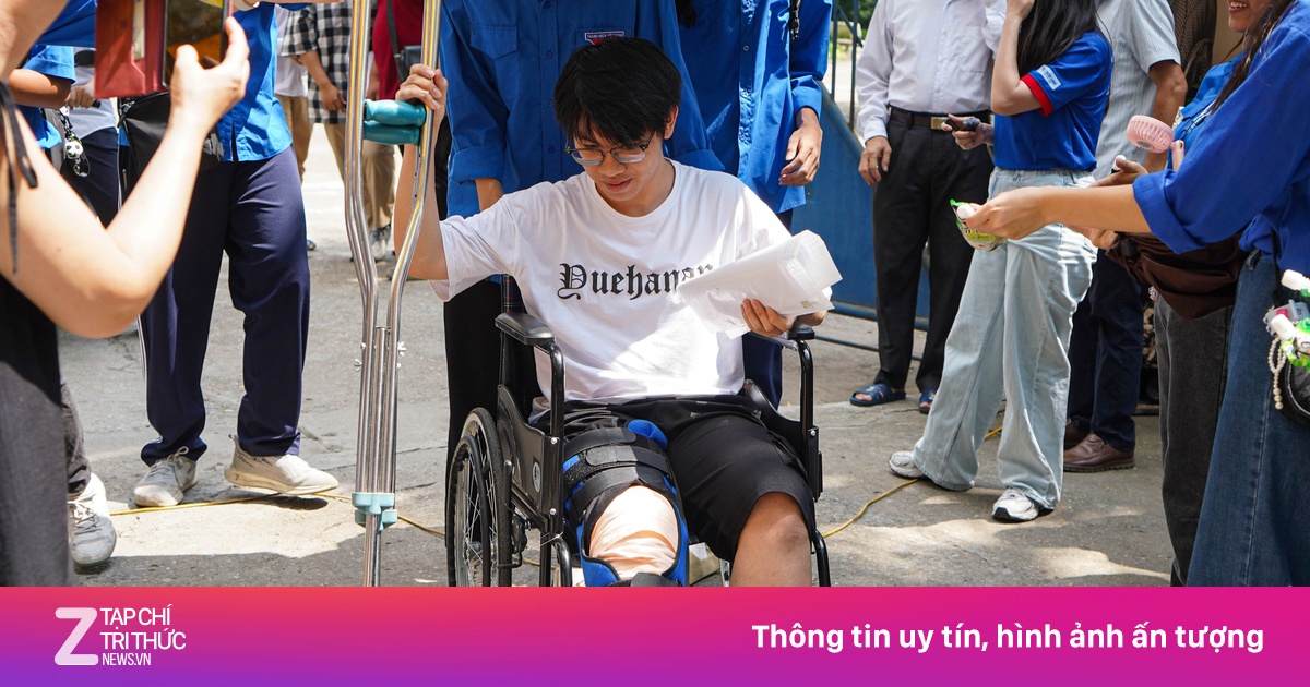 Phụ huynh tố giám thị thu máy tính của thí sinh khi làm môn Toán