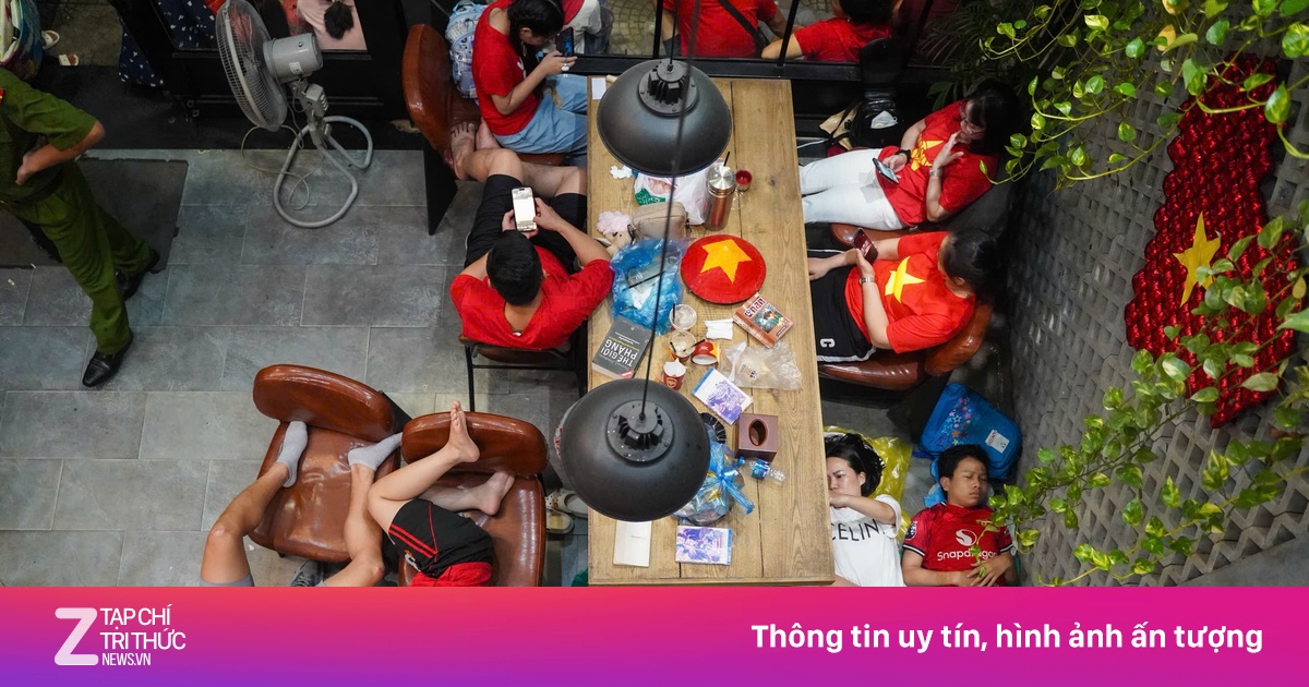 Quán cà phê thu phí 250.000 đồng/người ngủ qua đêm chờ xem diễu binh