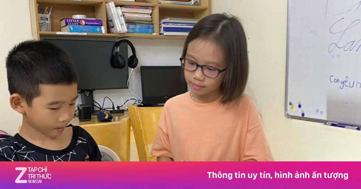 Bé gái 9 tuổi 'hot' mạng xã hội vì dạy em trai làm toán bằng tiếng Anh