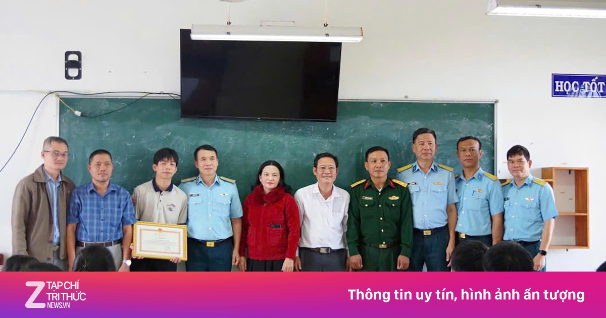 Khen thưởng học sinh lớp 11 vì hành động cứu nạn phi công
