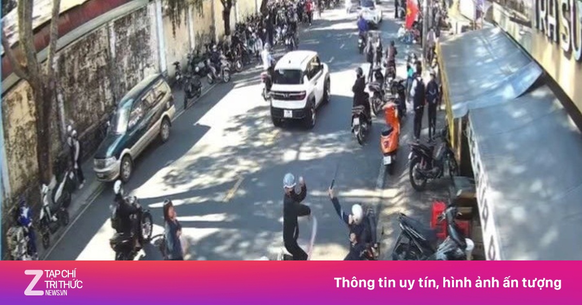 Bắt nhóm học sinh mang hung khí truy sát bạn trước cổng trường Đà Lạt