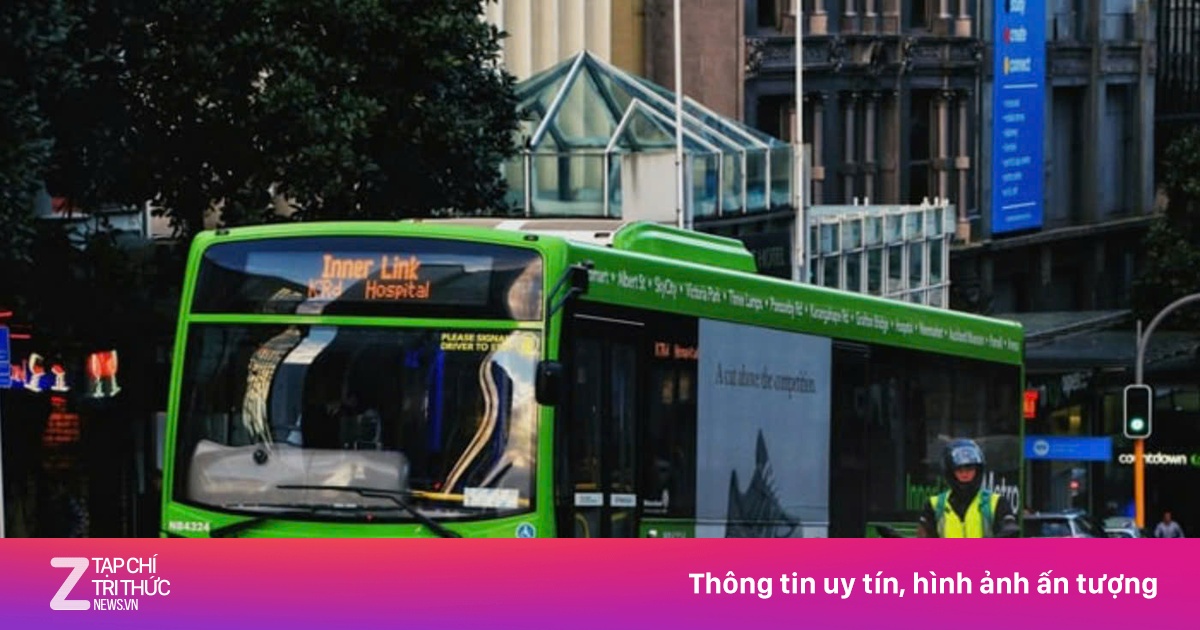 Thiếu niên 15 tuổi trộm xe buýt, lái hơn 130 km đưa bạn gái đến trường