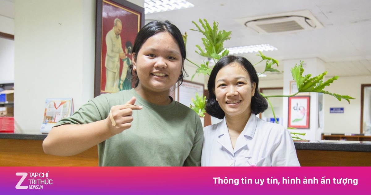 Cô bé ung thư máu 'ôm' sách vở tự học trên giường bệnh