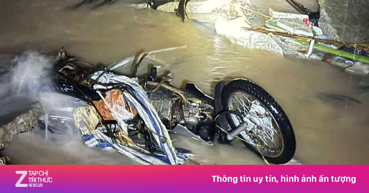 Phú Quốc lụt sâu, thanh niên bị lũ cuốn bỏ xe chạy thoát thân