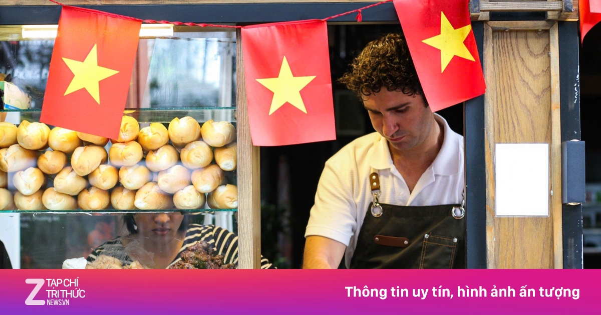 Anh Tây bán bánh mì xe đẩy, giúp khách luyện IELTS ở TP.HCM