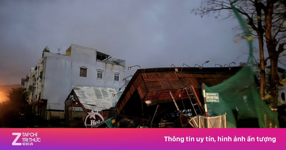 Bếp ăn dã chiến giữa hoang tàn sau lũ