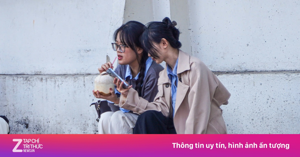 TP.HCM lạnh 17 độ C, dân công sở diện áo măng tô đi làm