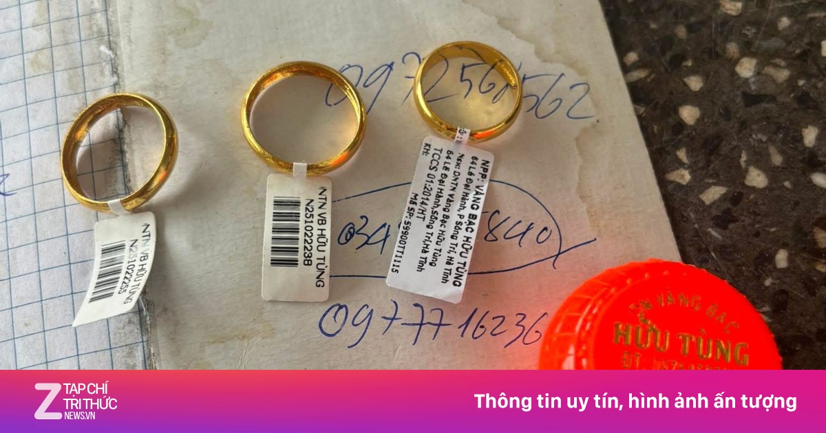 Hai người phụ nữ nhặt được túi vàng bên đường ngày giáp Tết