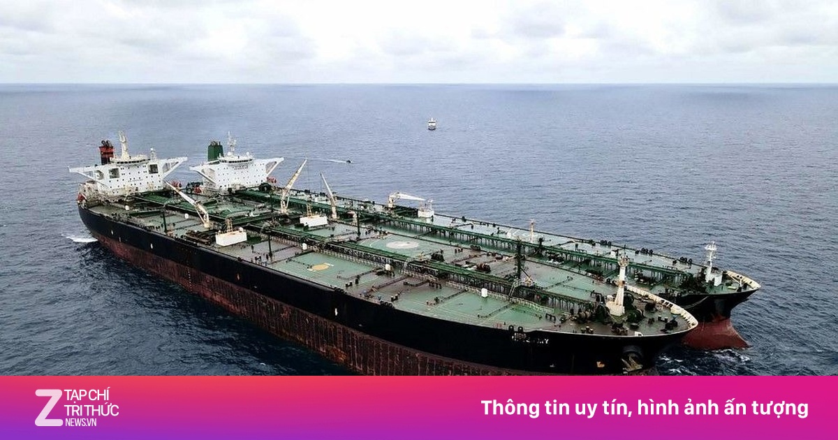 'Hạm đội bóng đêm' vẫn đưa dầu qua eo biển Hormuz