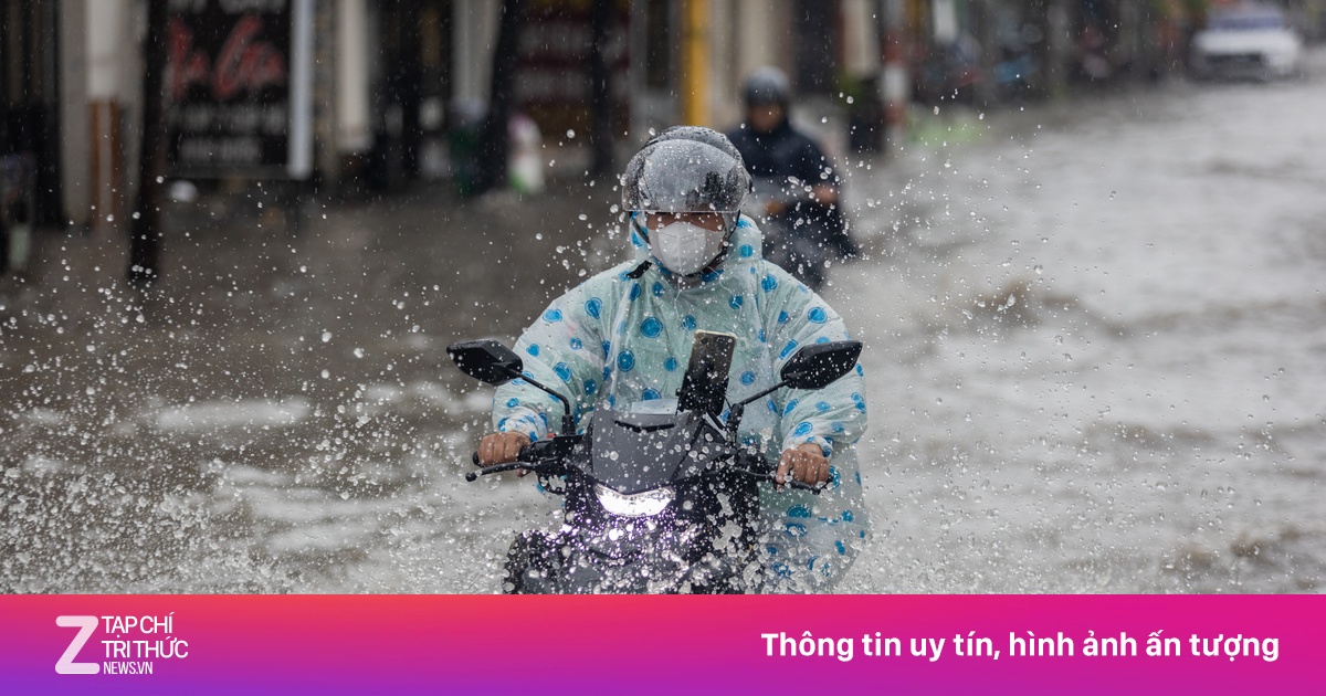 Đường thành sông sau mưa lớn, người dân TP.HCM vất vả di chuyển