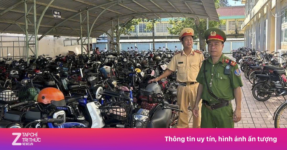 Cảnh sát giao thông TP.HCM đến trường học để kiểm tra bãi giữ xe máy