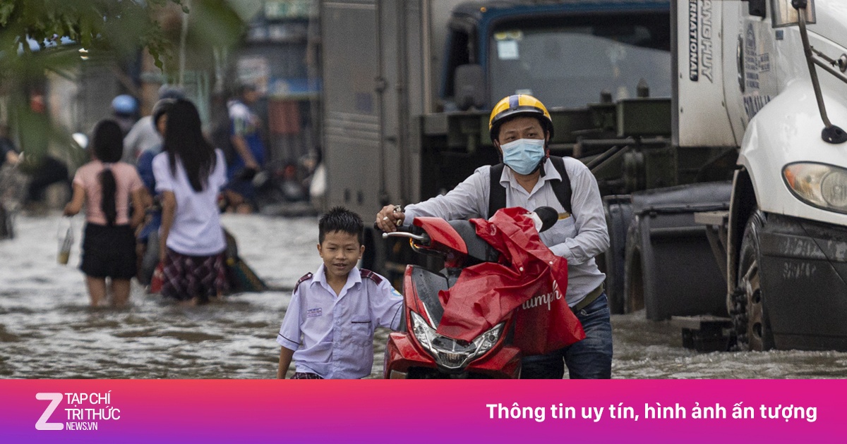 Triều cường dâng cao tại TP.HCM giờ tan tầm, xe chết máy la liệt