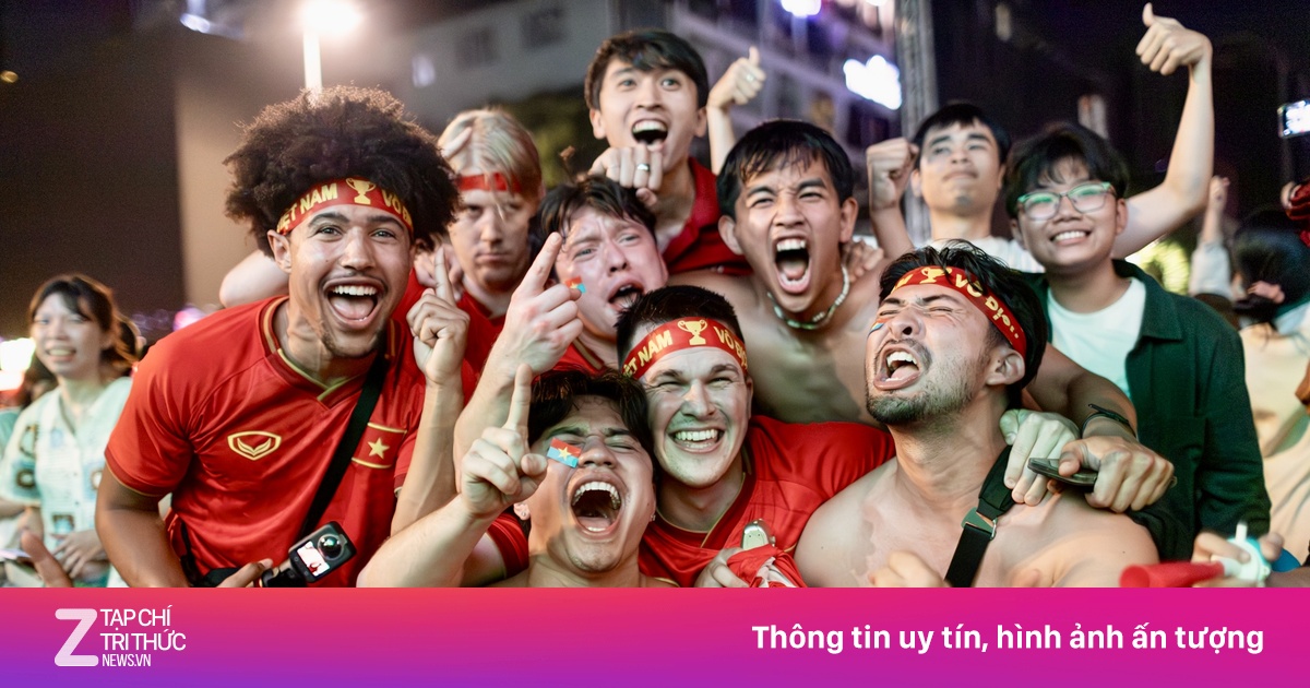 Du khách hò hét khản cổ, phố đi bộ ở TP.HCM vỡ òa vì U23 Việt Nam
