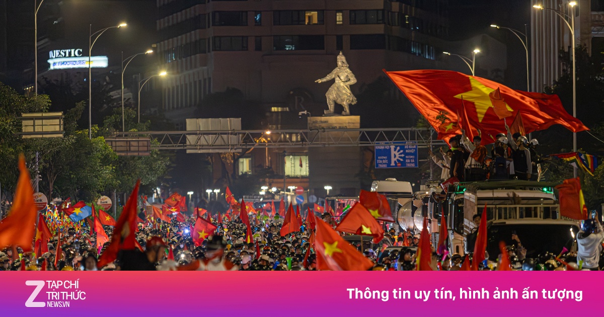 CĐV xuống đường 'đi bão', trung tâm TP.HCM rực đỏ sắc cờ