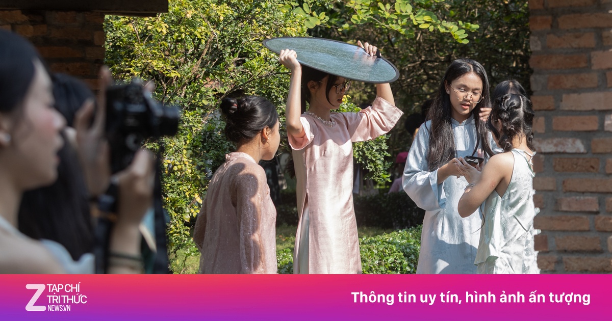 'Nàng thơ' dậy từ nửa đêm để chụp ảnh ở hồ sen hot nhất Thảo Cầm Viên