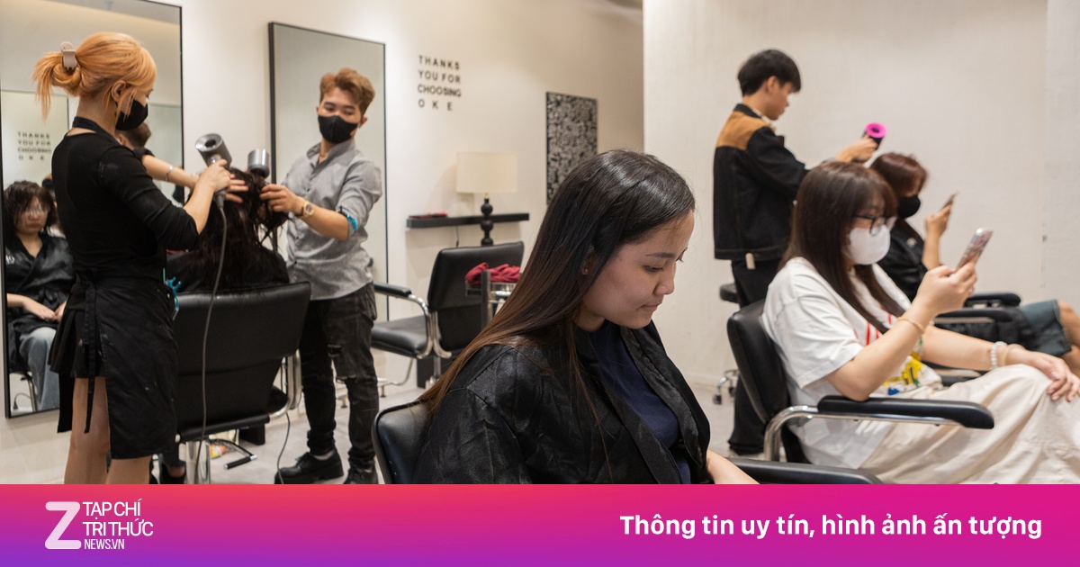 Deadline dí sát, dân văn phòng TP.HCM vẫn đi làm tóc, xăm mình đón Tết