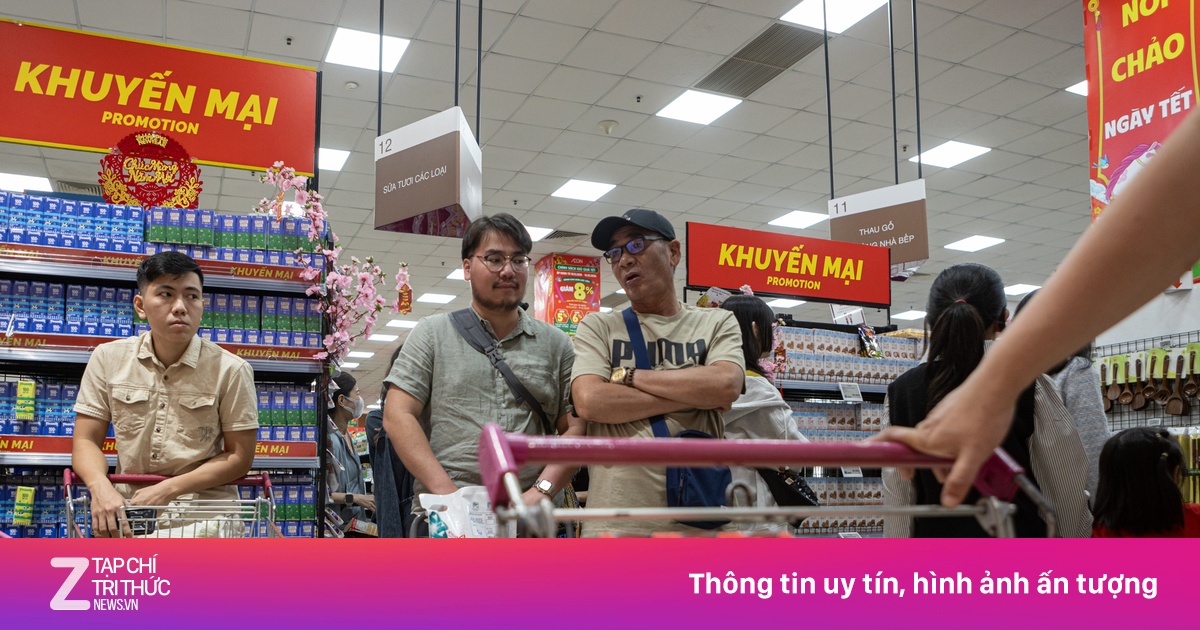 Khách đổ về siêu thị TP.HCM sắm Tết, đông gấp 4 lần ngày thường