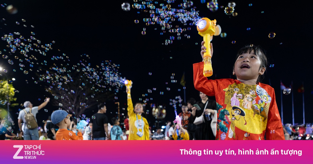 Đông đảo người dân TP.HCM đổ về trung tâm chờ đón giao thừa năm Bính Ngọ 2026