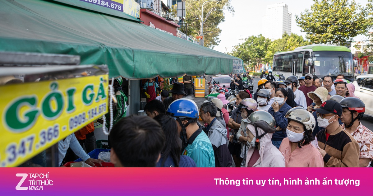 Người dân TP.HCM xếp hàng dài chờ mua gà cúng mùng 3 Tết