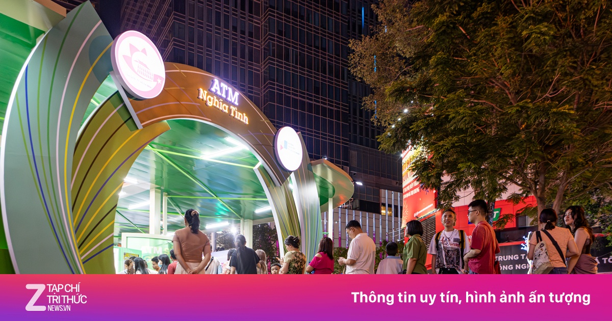 ATM Sách TP.HCM Nhộn Nhịp: Hàng Dài Độc Giả Nhận Lì Xì Tri Thức Đến Tối Muộn