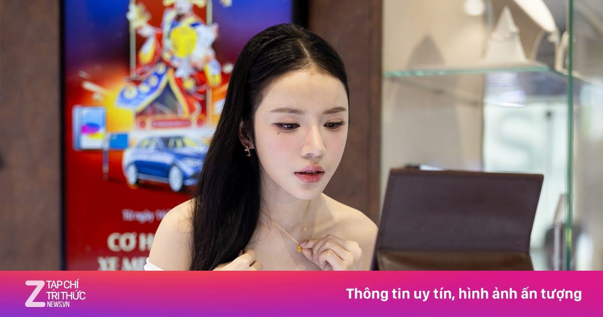 Người TP.HCM đội mưa lớn mua vàng vía Thần Tài, nhiều tiệm 'cháy hàng' sớm