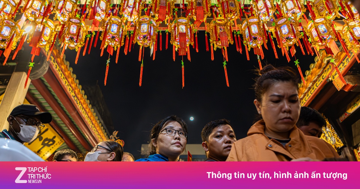 Cảnh đi chùa 'xin lộc', 'trả lễ' đến khuya ở TP.HCM