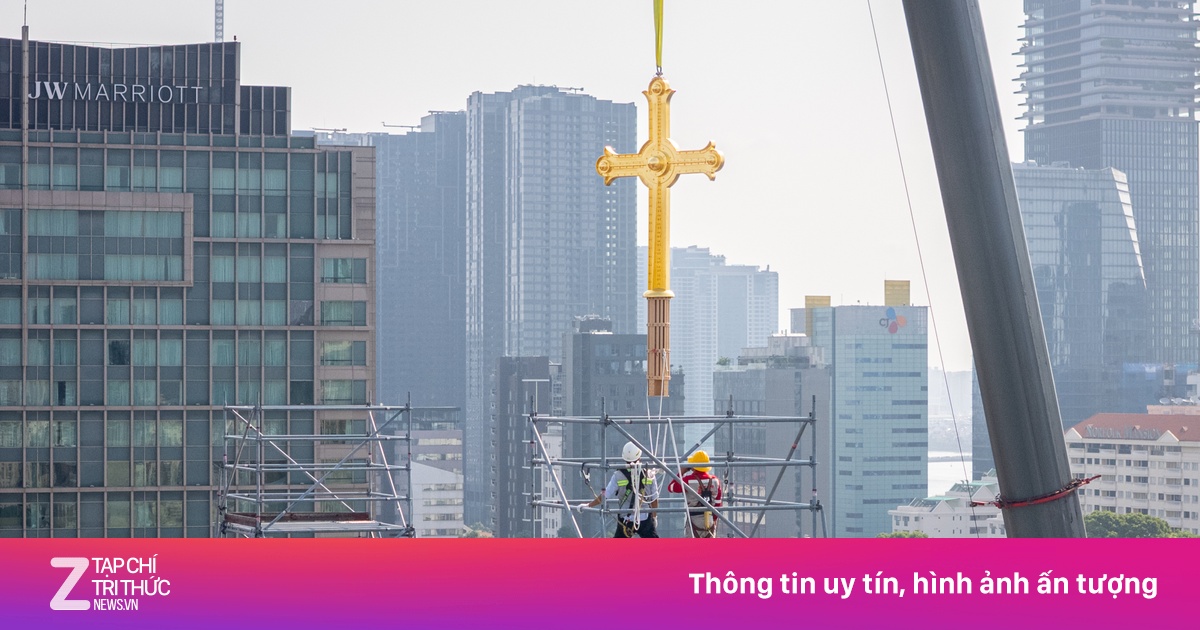 Cận cảnh đưa hai Thánh giá 400 kg mạ vàng lên Nhà thờ Đức Bà