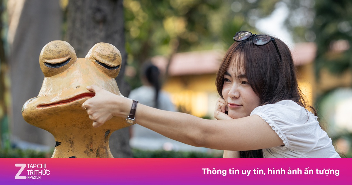 Du khách vây kín tượng 'vô tri' hot nhất Thảo Cầm Viên Sài Gòn