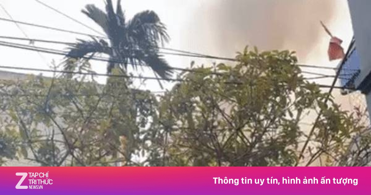 Cháy lớn xưởng phun sơn đồ gỗ ở Hà Nội, nhiều người hoảng loạn