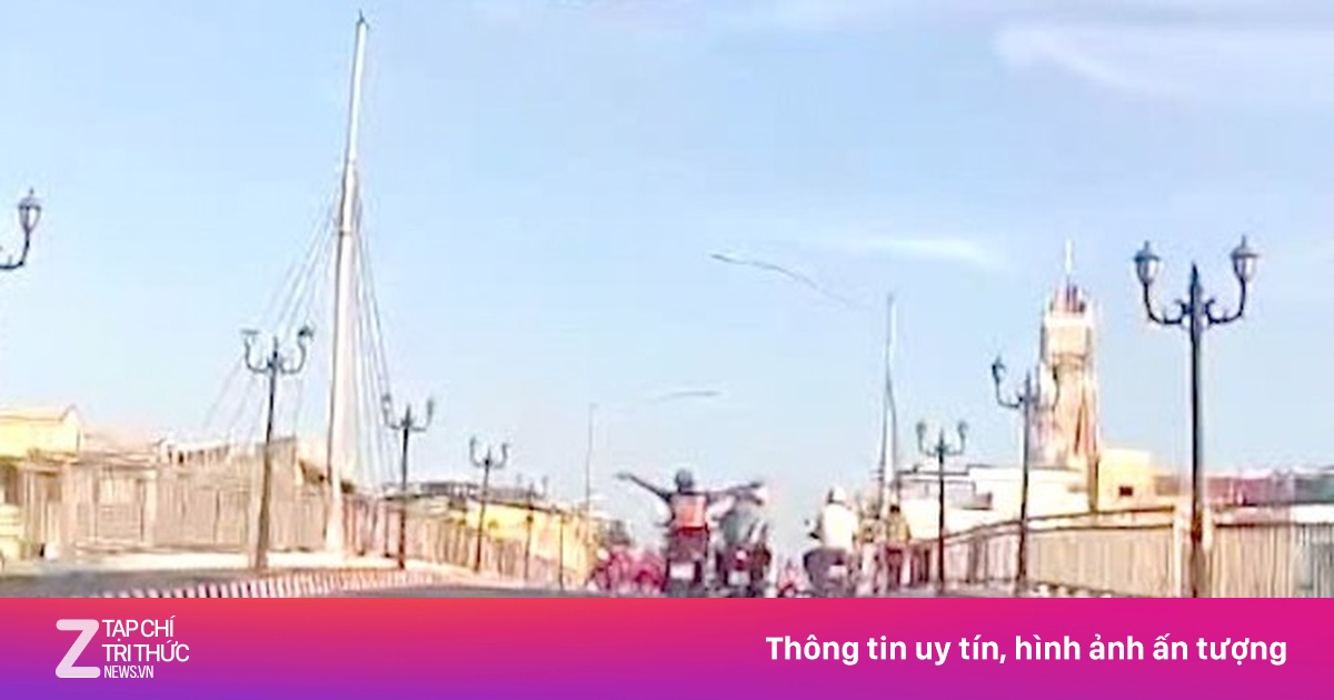 Xác minh clip người lái xe máy buông 2 tay, nằm trên yên ở Bạc Liêu